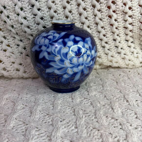 Japanese Arita Ware Fukagawa Seiji Blue White Porcelain Vase w/ Gold Trim Marked - Picture 2 of 7